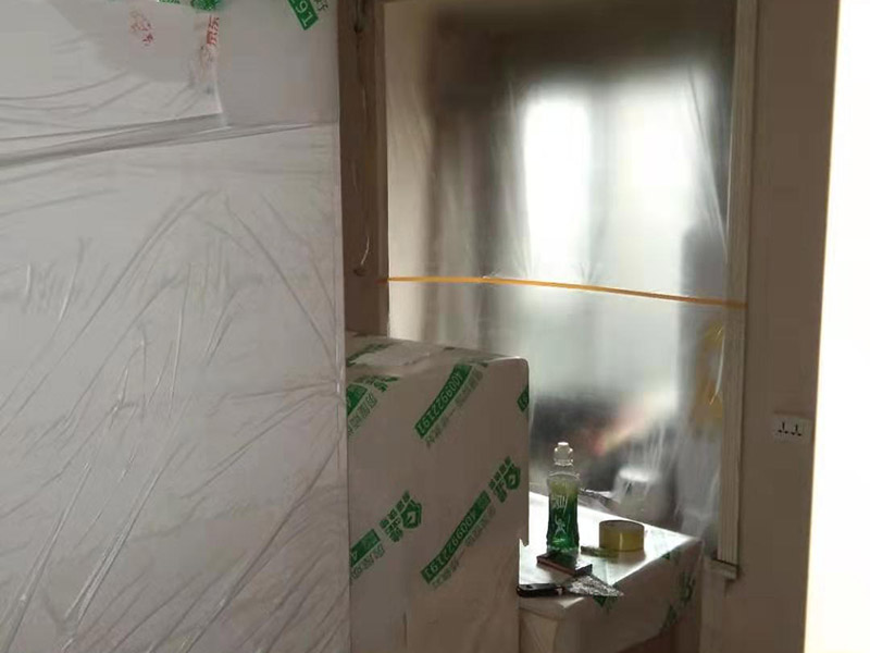 全屋家具成品保護(hù)：滿鋪成品瓦楞紙板，再用干凈彩條布滿鋪在普通石膏板上，在彩條布交接處及轉(zhuǎn)角處用膠帶固定，也可選用木芯板或三夾板。材料選用視上人、車情況而定。 所有成品飾面板在安裝好后必須用PE保護(hù)膜覆蓋包起來(lái)，所有成品飾面板的陽(yáng)角位必須用硬質(zhì)紙護(hù)角或泡沫棉進(jìn)行保護(hù)性包裝，防止交被其他施工人員碰撞。 1、入戶門扇用公司統(tǒng)一的門貼進(jìn)行全面包裹保護(hù)，用透明膠帶將保護(hù)膜粘貼牢固平整。 2、用標(biāo)準(zhǔn)保護(hù)膜將門框三面保護(hù)完整并固定牢固。 3、工程完工后拆除保護(hù)膜時(shí)如果有粘貼時(shí)的膠痕，應(yīng)用酒精或?qū)Ｓ玫那逦蹌┣宄z痕。