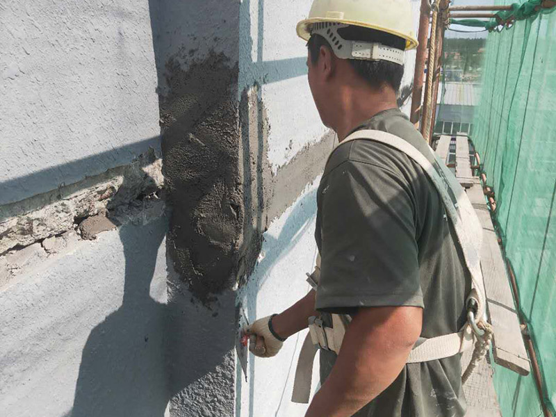 廠房外墻裝修：抹灰前基層表面的塵土，污垢，油漬等清zhi除干凈，并撒水濕潤。當(dāng)抹灰總厚度≥35mm時，采取加強措施。不同材料基體交接處表面的抹灰，應(yīng)采取防止開裂的加強措施。外墻抹灰工程施工前先安裝鋼木門窗框、護欄等，并應(yīng)將墻上的施工孔洞堵塞密實。室內(nèi)墻面，柱子面和門洞口的陰陽角應(yīng)做法應(yīng)符合設(shè)計要求。設(shè)計無要求時，采用1:2水泥砂漿做暗護角，其高度不低于2m，每側(cè)寬度不小于50mm。