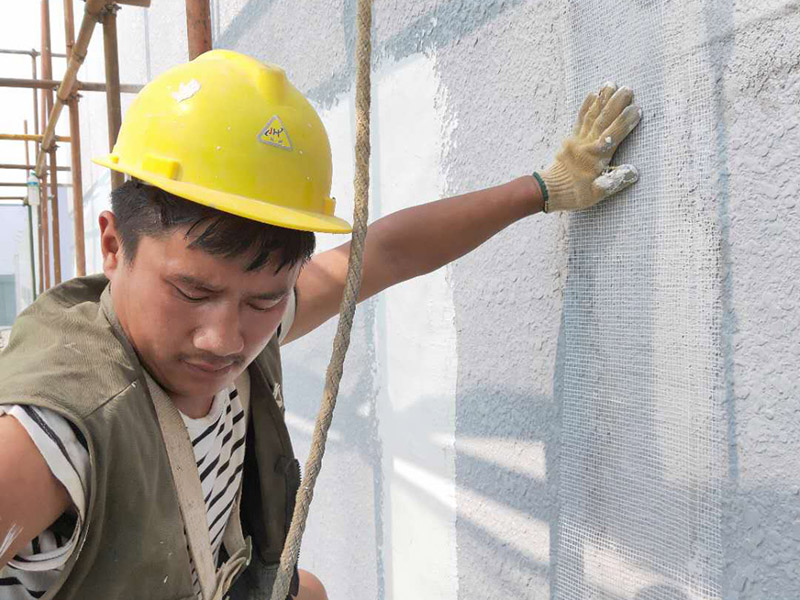 廠房外墻裝修：抹灰前基層表面的塵土，污垢，油漬等清zhi除干凈，并撒水濕潤。當(dāng)抹灰總厚度≥35mm時，采取加強措施。不同材料基體交接處表面的抹灰，應(yīng)采取防止開裂的加強措施。外墻抹灰工程施工前先安裝鋼木門窗框、護欄等，并應(yīng)將墻上的施工孔洞堵塞密實。室內(nèi)墻面，柱子面和門洞口的陰陽角應(yīng)做法應(yīng)符合設(shè)計要求。設(shè)計無要求時，采用1:2水泥砂漿做暗護角，其高度不低于2m，每側(cè)寬度不小于50mm。