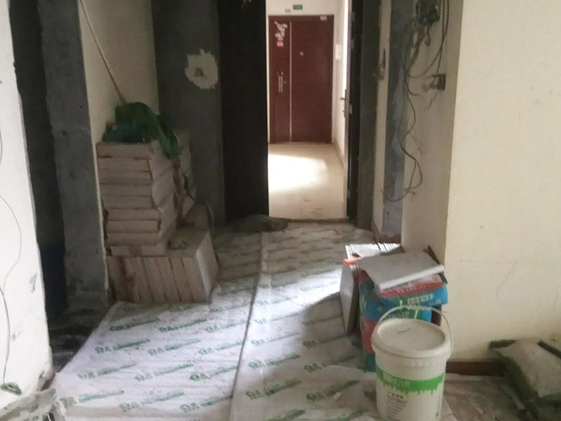 客廳墻面鏟除維修：在進(jìn)行客廳老墻面的翻新處理的時候要注意將老墻面的原有裝修和裝飾都一并的清除。如果老墻面是裝修了一兩年的，則可以只使用鋼刷和砂紙打磨墻面，讓墻面變得干凈平整之后開始新的乳膠漆粉刷工作，如果是裝修時間很長磨損很嚴(yán)重的老墻面，則需要用鏟子將墻面的原有裝修都鏟除，之后再刷上膩?zhàn)娱_始新的粉刷工作。老墻面的水泥層都有可能存在損壞嚴(yán)重的情況，可以將損壞的墻面部分全部鏟除，之后再使用水泥進(jìn)行涂抹。這樣干凈齊整的墻面更有利于墻面的粉刷效果。在進(jìn)行乳膠漆的涂刷之前先要計(jì)算好所有墻面需要的乳膠漆量，一次配好，避免二次配方產(chǎn)生色差的問題，從而導(dǎo)致墻面顏色不一致影響效果。在進(jìn)行涂刷的時候也要從上到下順著一個方向進(jìn)行涂刷。