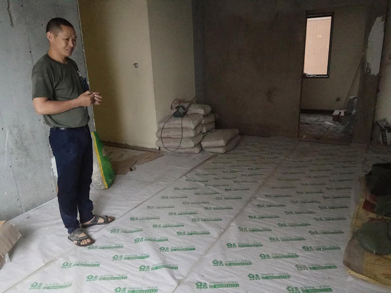 客廳墻面鏟除維修：在進(jìn)行客廳老墻面的翻新處理的時候要注意將老墻面的原有裝修和裝飾都一并的清除。如果老墻面是裝修了一兩年的，則可以只使用鋼刷和砂紙打磨墻面，讓墻面變得干凈平整之后開始新的乳膠漆粉刷工作，如果是裝修時間很長磨損很嚴(yán)重的老墻面，則需要用鏟子將墻面的原有裝修都鏟除，之后再刷上膩?zhàn)娱_始新的粉刷工作。老墻面的水泥層都有可能存在損壞嚴(yán)重的情況，可以將損壞的墻面部分全部鏟除，之后再使用水泥進(jìn)行涂抹。這樣干凈齊整的墻面更有利于墻面的粉刷效果。在進(jìn)行乳膠漆的涂刷之前先要計(jì)算好所有墻面需要的乳膠漆量，一次配好，避免二次配方產(chǎn)生色差的問題，從而導(dǎo)致墻面顏色不一致影響效果。在進(jìn)行涂刷的時候也要從上到下順著一個方向進(jìn)行涂刷。