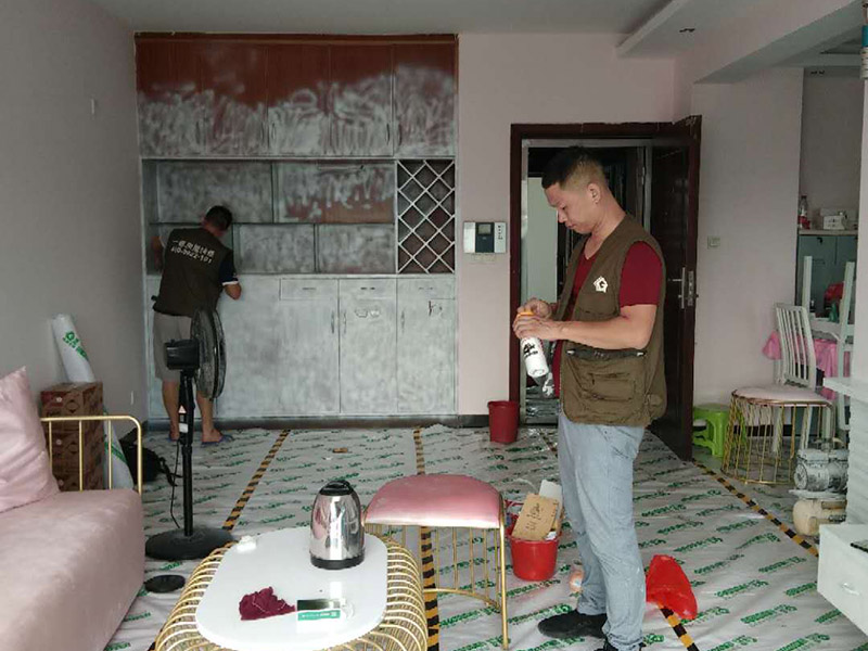 家具翻新地板保護(hù)：家具是比較容易折舊的，特別是一些上了油漆的家具，在用了很長(zhǎng)的時(shí)間以后就會(huì)出現(xiàn)退色或者是漆面掉皮的現(xiàn)象，家具的體積一般都比較大，而且家具的價(jià)格也很高，導(dǎo)致了舊家具的更換有很多的困難。 1.混油飾面工藝做法：先用粗砂紙打磨掉舊油漆，然后披刮原子灰，干透后用細(xì)砂紙打磨平整，刷底漆一遍，打磨，再刷面漆若干遍，再打磨，最后噴面漆一遍。 2.清油飾面工藝做法：先用粗砂紙打磨掉舊油漆，然后披刮原子灰，干透后用細(xì)砂紙打磨平整，色漆做搓色處理，打磨，刷底漆一遍，打磨，再刷面漆若干!