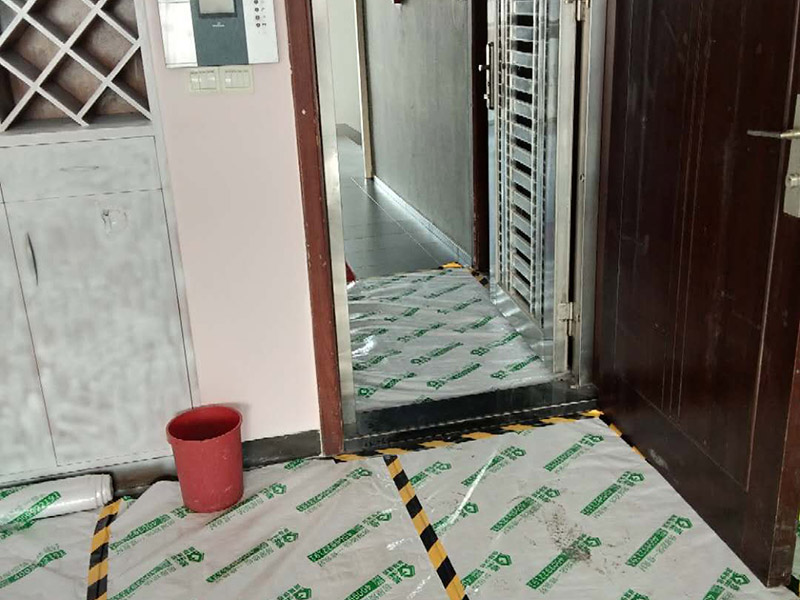 家具翻新地板保護(hù)：家具是比較容易折舊的，特別是一些上了油漆的家具，在用了很長(zhǎng)的時(shí)間以后就會(huì)出現(xiàn)退色或者是漆面掉皮的現(xiàn)象，家具的體積一般都比較大，而且家具的價(jià)格也很高，導(dǎo)致了舊家具的更換有很多的困難。 1.混油飾面工藝做法：先用粗砂紙打磨掉舊油漆，然后披刮原子灰，干透后用細(xì)砂紙打磨平整，刷底漆一遍，打磨，再刷面漆若干遍，再打磨，最后噴面漆一遍。 2.清油飾面工藝做法：先用粗砂紙打磨掉舊油漆，然后披刮原子灰，干透后用細(xì)砂紙打磨平整，色漆做搓色處理，打磨，刷底漆一遍，打磨，再刷面漆若干!