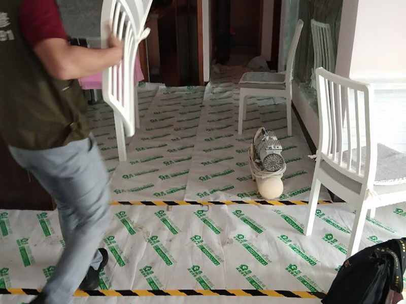 家具翻新地板保護(hù)：家具是比較容易折舊的，特別是一些上了油漆的家具，在用了很長(zhǎng)的時(shí)間以后就會(huì)出現(xiàn)退色或者是漆面掉皮的現(xiàn)象，家具的體積一般都比較大，而且家具的價(jià)格也很高，導(dǎo)致了舊家具的更換有很多的困難。 1.混油飾面工藝做法：先用粗砂紙打磨掉舊油漆，然后披刮原子灰，干透后用細(xì)砂紙打磨平整，刷底漆一遍，打磨，再刷面漆若干遍，再打磨，最后噴面漆一遍。 2.清油飾面工藝做法：先用粗砂紙打磨掉舊油漆，然后披刮原子灰，干透后用細(xì)砂紙打磨平整，色漆做搓色處理，打磨，刷底漆一遍，打磨，再刷面漆若干!