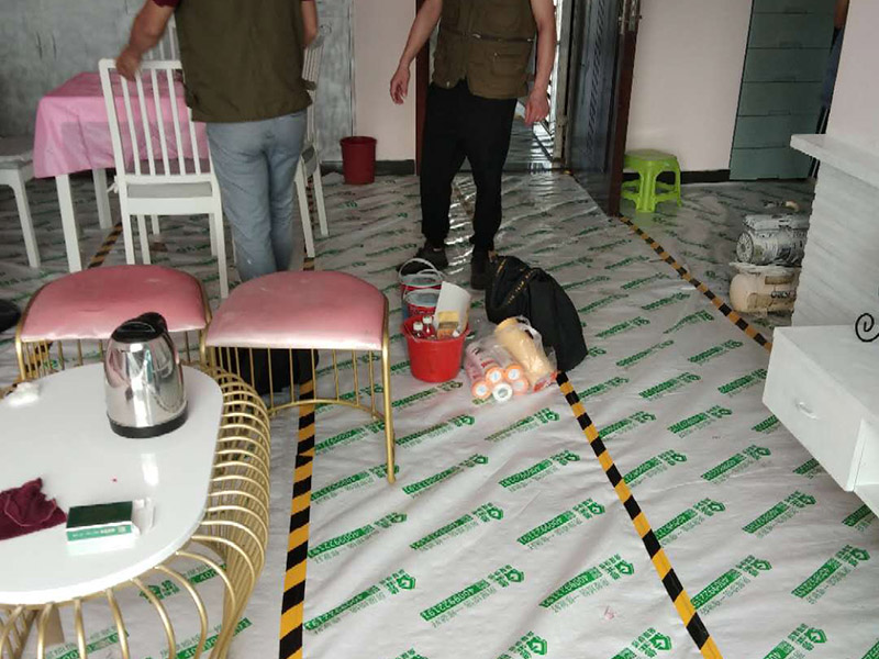 家具翻新地板保護(hù)：家具是比較容易折舊的，特別是一些上了油漆的家具，在用了很長(zhǎng)的時(shí)間以后就會(huì)出現(xiàn)退色或者是漆面掉皮的現(xiàn)象，家具的體積一般都比較大，而且家具的價(jià)格也很高，導(dǎo)致了舊家具的更換有很多的困難。 1.混油飾面工藝做法：先用粗砂紙打磨掉舊油漆，然后披刮原子灰，干透后用細(xì)砂紙打磨平整，刷底漆一遍，打磨，再刷面漆若干遍，再打磨，最后噴面漆一遍。 2.清油飾面工藝做法：先用粗砂紙打磨掉舊油漆，然后披刮原子灰，干透后用細(xì)砂紙打磨平整，色漆做搓色處理，打磨，刷底漆一遍，打磨，再刷面漆若干!