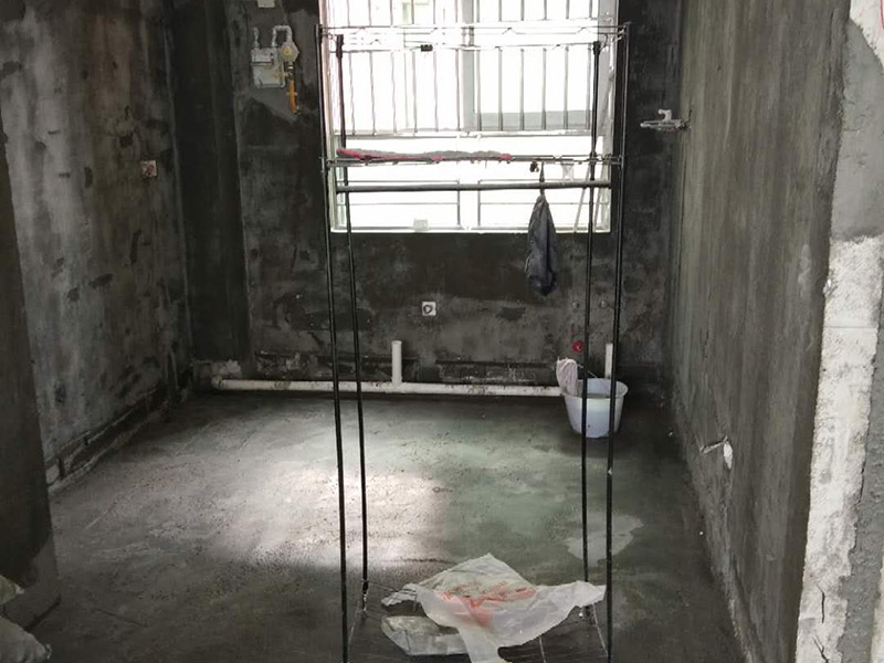 衛(wèi)生間防水找平:基面處理是衛(wèi)生間防水的基礎(chǔ)。首先要找平地面，并確保地面足夠平整、清潔。如果地面有縫隙、缺陷、不平等后期可能會造成漏水等問題，所以前期基面防水要做到萬無一失，才能保證后期的施工順利進(jìn)行。 鋪貼涂料 鋪貼涂料是衛(wèi)生間防水的重要條件，鋪防水涂料時要做到用力均勻，而且不能漏刷、缺刷。脫落、開裂等現(xiàn)象也是不能出現(xiàn)的，過于干燥的季節(jié)不適宜做防水。涂刷的厚度小于1毫米時鋪貼效果最好。 鋪保護(hù)層 鋪保護(hù)層是衛(wèi)生間防水的保證，做完最重要的鋪防水涂層當(dāng)然也不能忘了涂上表面防護(hù)涂料，對內(nèi)部的材料能起到一定的保護(hù)作用。鋪保護(hù)層與鋪防水涂料一樣要做到均勻、無裂痕、不脫落。