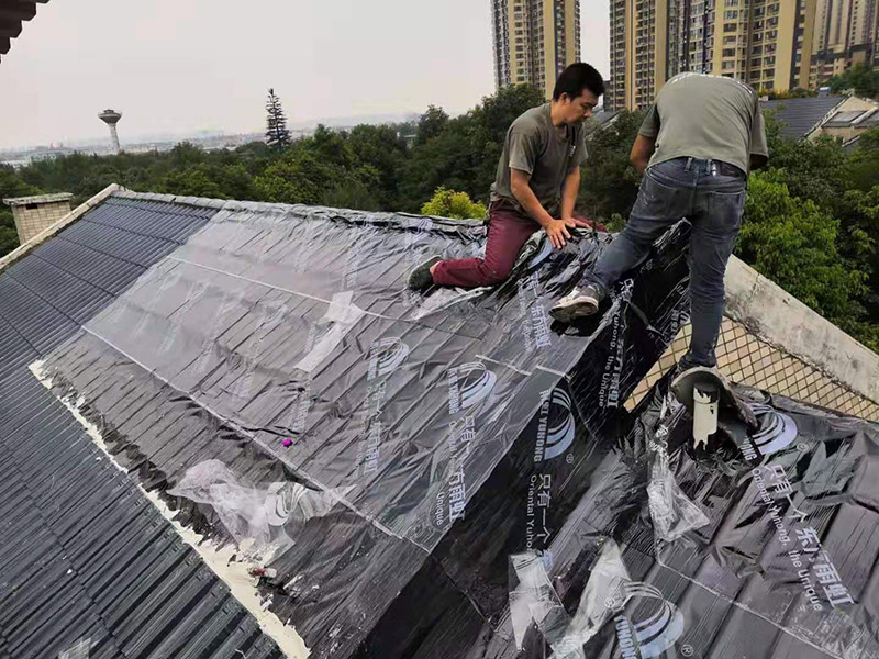 屋面防水卷材鋪貼:1.熱熔法：指采用加熱器熔化防水卷材底層的熱熔膠，實(shí)現(xiàn)卷材與基層粘結(jié)的方法稱為熱熔法。 2.冷粘法：指采用膠結(jié)材料直接實(shí)現(xiàn)防水卷材與基層粘結(jié)的方法稱為冷粘法。 3.自粘法：指采用帶有自粘膠的防水卷材，不需熱加工，也不需另涂膠結(jié)材料，而直接實(shí)現(xiàn)防水卷材與基層粘結(jié)的方法稱為自粘法。 4.熱瀝青法：指采用熱瀝青膠結(jié)材料直接實(shí)現(xiàn)防水卷材與基層粘結(jié)的方法稱為熱瀝青法。 屋面卷材按施工工藝不同可選用滿貼、條粘、點(diǎn)粘和空鋪等方法施工。鋪貼時(shí)應(yīng)同時(shí)將卷材下面的空氣排出，卷材平整，粘結(jié)牢固，接縫處必須滿粘，接縫嚴(yán)密。