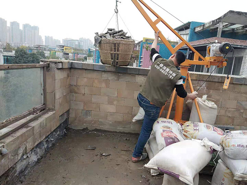 屋頂機(jī)器運(yùn)建渣：建筑垃圾破碎過程通常包括建筑垃圾篩選操作，并且破碎部分的總和構(gòu)成破碎的變臉流程。在粉碎過程中，通常使用兩個(gè)或三個(gè)破碎階段。兩級破碎過程分為兩部分：開放式和封閉式。建筑垃圾處理設(shè)備產(chǎn)品的破碎粒度應(yīng)符合用戶要求，同時(shí)滿足要求，確保機(jī)器內(nèi)部的正常運(yùn)行不受影響。在建筑垃圾處理生產(chǎn)過程中，根據(jù)垃圾處理的類型和破碎粒度，破碎階段是更重要的階段。在毀壞建筑垃圾處理設(shè)備的過程中，一般來說，建筑垃圾破碎機(jī)的破碎是由初級破碎引起的。在破碎過程的兩個(gè)階段中，大量的垃圾處理使用閉路過程來工作。