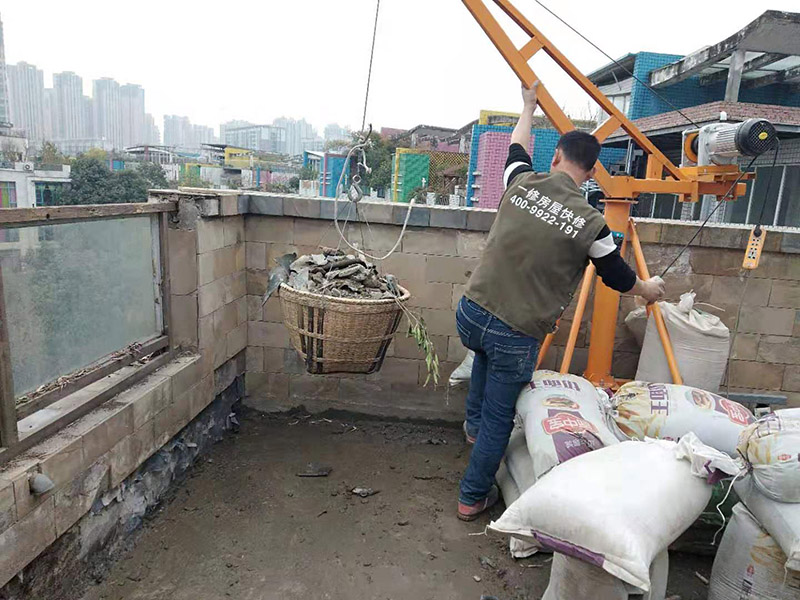 屋頂機(jī)器運(yùn)建渣：建筑垃圾破碎過程通常包括建筑垃圾篩選操作，并且破碎部分的總和構(gòu)成破碎的變臉流程。在粉碎過程中，通常使用兩個(gè)或三個(gè)破碎階段。兩級破碎過程分為兩部分：開放式和封閉式。建筑垃圾處理設(shè)備產(chǎn)品的破碎粒度應(yīng)符合用戶要求，同時(shí)滿足要求，確保機(jī)器內(nèi)部的正常運(yùn)行不受影響。在建筑垃圾處理生產(chǎn)過程中，根據(jù)垃圾處理的類型和破碎粒度，破碎階段是更重要的階段。在毀壞建筑垃圾處理設(shè)備的過程中，一般來說，建筑垃圾破碎機(jī)的破碎是由初級破碎引起的。在破碎過程的兩個(gè)階段中，大量的垃圾處理使用閉路過程來工作。