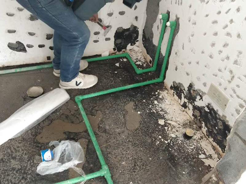 全屋裝修管道布線：第一步：材料進場與檢驗，并核對水電階段的材料品牌規(guī)格。因為就水電改造而言，劣質(zhì)的水電材料會直接影響日常使用甚至可能危害到人身和財產(chǎn)的安全。 第二步：彈線定位標(biāo)記水管電線的位置，走向要求橫平豎直，然后就是開槽工作。開槽處主要是確定開槽路線，線路開槽可遵循下面三個原則：不破壞原有強電原則、不破壞防水原則，線路最短原則。通過用線的多少來確定PVC管的用料，同時也便于確定管槽的寬度。 第三步：水電布線，即"布管布線"，包括水管排布、電管布線與穿線。 第四步：水電驗收，如若有發(fā)現(xiàn)問題可做及時的修復(fù)處理，等到其他項目施工完畢，等發(fā)現(xiàn)問題再做修改就實屬不易。 第五步：封槽，水管安裝后一定要經(jīng)過注水水壓測試。一般使用水泥砂漿進行封槽。封槽的高度不能高于所在平面。封槽一定要嚴實，否則日后造成空鼓現(xiàn)象。