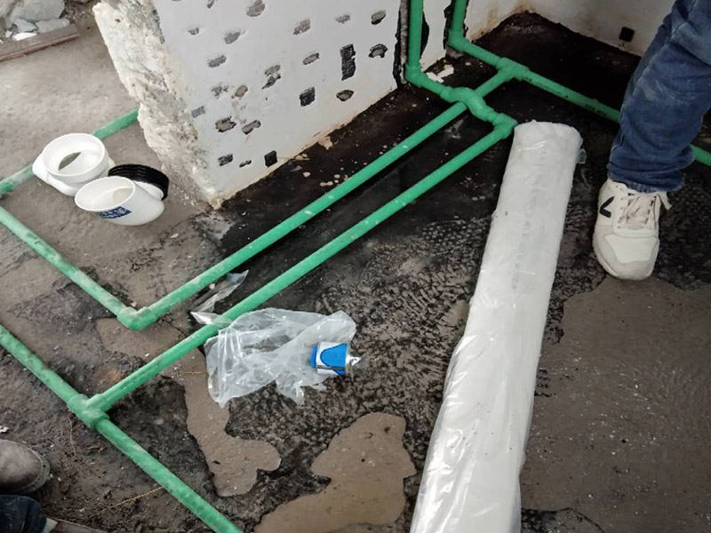 全屋裝修管道布線：第一步：材料進場與檢驗，并核對水電階段的材料品牌規(guī)格。因為就水電改造而言，劣質(zhì)的水電材料會直接影響日常使用甚至可能危害到人身和財產(chǎn)的安全。 第二步：彈線定位標(biāo)記水管電線的位置，走向要求橫平豎直，然后就是開槽工作。開槽處主要是確定開槽路線，線路開槽可遵循下面三個原則：不破壞原有強電原則、不破壞防水原則，線路最短原則。通過用線的多少來確定PVC管的用料，同時也便于確定管槽的寬度。 第三步：水電布線，即"布管布線"，包括水管排布、電管布線與穿線。 第四步：水電驗收，如若有發(fā)現(xiàn)問題可做及時的修復(fù)處理，等到其他項目施工完畢，等發(fā)現(xiàn)問題再做修改就實屬不易。 第五步：封槽，水管安裝后一定要經(jīng)過注水水壓測試。一般使用水泥砂漿進行封槽。封槽的高度不能高于所在平面。封槽一定要嚴實，否則日后造成空鼓現(xiàn)象。