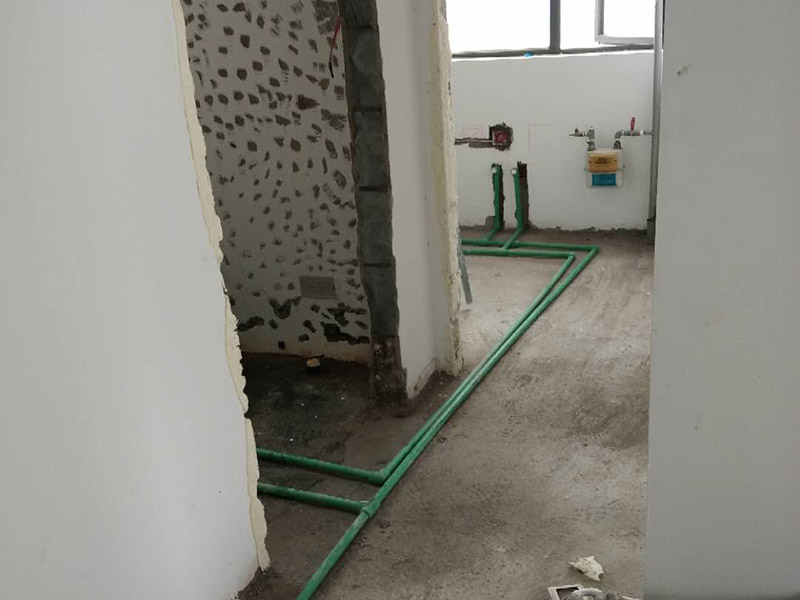 全屋裝修管道布線：第一步：材料進場與檢驗，并核對水電階段的材料品牌規(guī)格。因為就水電改造而言，劣質(zhì)的水電材料會直接影響日常使用甚至可能危害到人身和財產(chǎn)的安全。 第二步：彈線定位標(biāo)記水管電線的位置，走向要求橫平豎直，然后就是開槽工作。開槽處主要是確定開槽路線，線路開槽可遵循下面三個原則：不破壞原有強電原則、不破壞防水原則，線路最短原則。通過用線的多少來確定PVC管的用料，同時也便于確定管槽的寬度。 第三步：水電布線，即"布管布線"，包括水管排布、電管布線與穿線。 第四步：水電驗收，如若有發(fā)現(xiàn)問題可做及時的修復(fù)處理，等到其他項目施工完畢，等發(fā)現(xiàn)問題再做修改就實屬不易。 第五步：封槽，水管安裝后一定要經(jīng)過注水水壓測試。一般使用水泥砂漿進行封槽。封槽的高度不能高于所在平面。封槽一定要嚴實，否則日后造成空鼓現(xiàn)象。