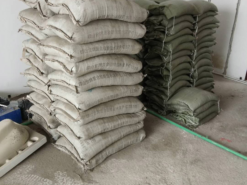 全屋裝修管道布線：第一步：材料進場與檢驗，并核對水電階段的材料品牌規(guī)格。因為就水電改造而言，劣質(zhì)的水電材料會直接影響日常使用甚至可能危害到人身和財產(chǎn)的安全。 第二步：彈線定位標(biāo)記水管電線的位置，走向要求橫平豎直，然后就是開槽工作。開槽處主要是確定開槽路線，線路開槽可遵循下面三個原則：不破壞原有強電原則、不破壞防水原則，線路最短原則。通過用線的多少來確定PVC管的用料，同時也便于確定管槽的寬度。 第三步：水電布線，即"布管布線"，包括水管排布、電管布線與穿線。 第四步：水電驗收，如若有發(fā)現(xiàn)問題可做及時的修復(fù)處理，等到其他項目施工完畢，等發(fā)現(xiàn)問題再做修改就實屬不易。 第五步：封槽，水管安裝后一定要經(jīng)過注水水壓測試。一般使用水泥砂漿進行封槽。封槽的高度不能高于所在平面。封槽一定要嚴實，否則日后造成空鼓現(xiàn)象。