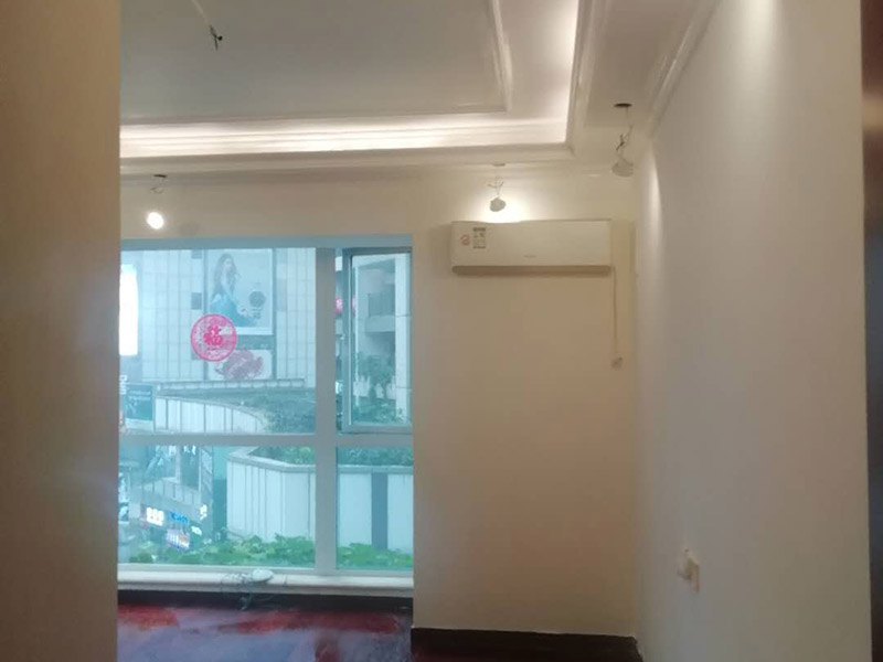 全屋裝修完成效果：老房裝修翻新不能隨便的去拆墻體，很多人覺(jué)得只有承重墻才不能隨便拆改，其實(shí)非承重墻也不可以隨便拆改，雖然是次要的承重，但是它也能起到支撐作用，所以要視情況而定，能不拆的盡量不要去拆。墻紙墻布鋪貼前，必須檢查墻面要干凈平整，墻體、墻皮表面無(wú)空鼓或松動(dòng)脫落。如果有墻面8大問(wèn)題，修復(fù)處理好墻體基底層?；さ雀赏福瑫r(shí)間為2小時(shí)-4小時(shí)。再一面墻陰角處開(kāi)始滾刷糯米膠，滾刷好一面墻（上下粉刷均勻）后才開(kāi)始貼墻布。墻紙墻布沿墻面放置，無(wú)縫接縫的必須上高度和墻面高度一致，對(duì)花拼接的墻紙墻布考慮好花樣、紋理的方向。