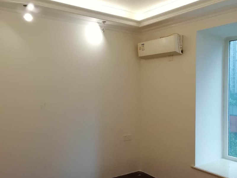 全屋裝修完成效果：老房裝修翻新不能隨便的去拆墻體，很多人覺(jué)得只有承重墻才不能隨便拆改，其實(shí)非承重墻也不可以隨便拆改，雖然是次要的承重，但是它也能起到支撐作用，所以要視情況而定，能不拆的盡量不要去拆。墻紙墻布鋪貼前，必須檢查墻面要干凈平整，墻體、墻皮表面無(wú)空鼓或松動(dòng)脫落。如果有墻面8大問(wèn)題，修復(fù)處理好墻體基底層?；さ雀赏?，時(shí)間為2小時(shí)-4小時(shí)。再一面墻陰角處開(kāi)始滾刷糯米膠，滾刷好一面墻（上下粉刷均勻）后才開(kāi)始貼墻布。墻紙墻布沿墻面放置，無(wú)縫接縫的必須上高度和墻面高度一致，對(duì)花拼接的墻紙墻布考慮好花樣、紋理的方向。
