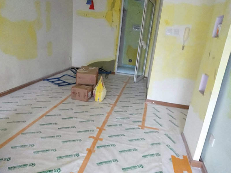 客廳墻面裝修翻新:在進行客廳老墻面的翻新處理的時候要注意將老墻面的原有裝修和裝飾都一并的清除。如果老墻面是裝修了一兩年的，則可以只使用鋼刷和砂紙打磨墻面，讓墻面變得干凈平整之后開始新的乳膠漆粉刷工作，如果是裝修時間很長磨損很嚴重的老墻面，則需要用鏟子將墻面的原有裝修都鏟除，之后再刷上膩子開始新的粉刷工作。墻面的底漆作用非常重要，具有防潮、保護墻面、提高墻面粉刷效果的作用。在進行乳膠漆的涂刷之前先要計算好所有墻面需要的乳膠漆量，一次配好，避免二次配方產(chǎn)生色差的問題，從而導致墻面顏色不一致影響效果。在進行涂刷的時候也要從上到下順著一個方向進行涂刷。