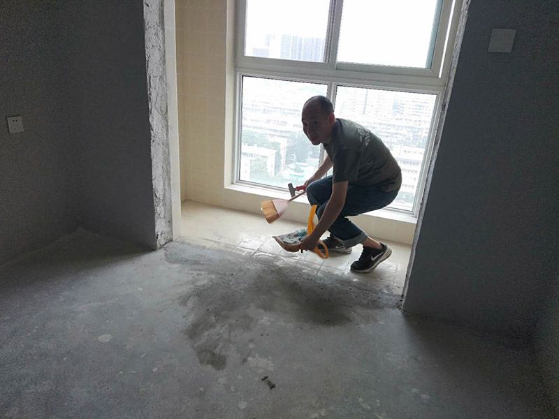 工廠裝修翻新打掃:地面部分是整個(gè)工廠面積比較大的一部分，所以在裝修也是需要格外注意的地方。一般來說，工廠地面所用材料都是水磨石，當(dāng)然也不乏釉面磚或者麻石等。水磨石若是出現(xiàn)缺陷或者污垢，可以對(duì)其進(jìn)行打磨修復(fù)。與地板一樣，墻面也是工廠中總占面積比較大的一個(gè)部分。而且也是容易受污損的一個(gè)部分，而且還容易出現(xiàn)起皮、掉皮等各種問題，所以在進(jìn)行工廠翻新裝修的時(shí)候，墻面自然是不能夠忽視的。