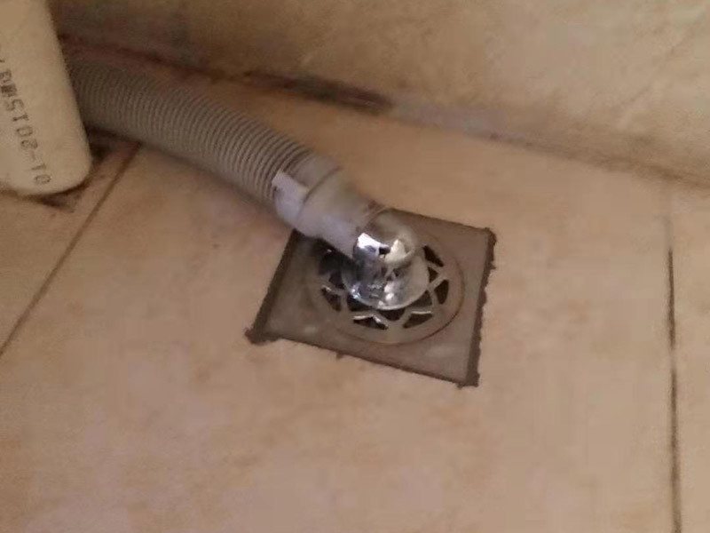 更換水龍頭地漏：塑料水龍頭維修方法最常見的漏水解決方法是使用鉗子逆時針旋轉(zhuǎn)取下龍頭，在螺釘固定處順時針纏繞上五到六圈止水膠帶，隨后順時針裝上塑料水龍頭即可，這個方法行不通，就試試后面的方法。若因軸心墊片部位發(fā)生磨損導(dǎo)致漏水，則可使用老虎鉗取下壓蓋，用鑷子夾出軸心墊片，更換一個新的就好了，一般的五金店都會有軸心墊片賣。若想更換三角密封墊，則可以用螺絲刀轉(zhuǎn)動栓頭上的螺絲，取下后再取下壓蓋，三角密封墊就在壓蓋的內(nèi)側(cè)，更換就行了。若是接管的結(jié)合部位漏水現(xiàn)象嚴重，只用螺絲刀扭緊蓋型螺帽即可，如果不能解決問題，那就只好將U型密封墊更換成新的。止水磁盤的故障不容易維修，需要完全拆解龍頭進行清理，出現(xiàn)這種故障多是當?shù)刈詠硭粔蚋蓛魞?nèi)存砂石的緣故。如果發(fā)現(xiàn)膠墊出現(xiàn)了毀損，一定要立即更換。