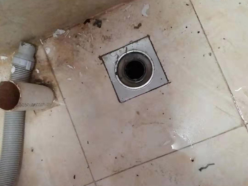 更換水龍頭地漏：塑料水龍頭維修方法最常見的漏水解決方法是使用鉗子逆時針旋轉(zhuǎn)取下龍頭，在螺釘固定處順時針纏繞上五到六圈止水膠帶，隨后順時針裝上塑料水龍頭即可，這個方法行不通，就試試后面的方法。若因軸心墊片部位發(fā)生磨損導(dǎo)致漏水，則可使用老虎鉗取下壓蓋，用鑷子夾出軸心墊片，更換一個新的就好了，一般的五金店都會有軸心墊片賣。若想更換三角密封墊，則可以用螺絲刀轉(zhuǎn)動栓頭上的螺絲，取下后再取下壓蓋，三角密封墊就在壓蓋的內(nèi)側(cè)，更換就行了。若是接管的結(jié)合部位漏水現(xiàn)象嚴重，只用螺絲刀扭緊蓋型螺帽即可，如果不能解決問題，那就只好將U型密封墊更換成新的。止水磁盤的故障不容易維修，需要完全拆解龍頭進行清理，出現(xiàn)這種故障多是當?shù)刈詠硭粔蚋蓛魞?nèi)存砂石的緣故。如果發(fā)現(xiàn)膠墊出現(xiàn)了毀損，一定要立即更換。