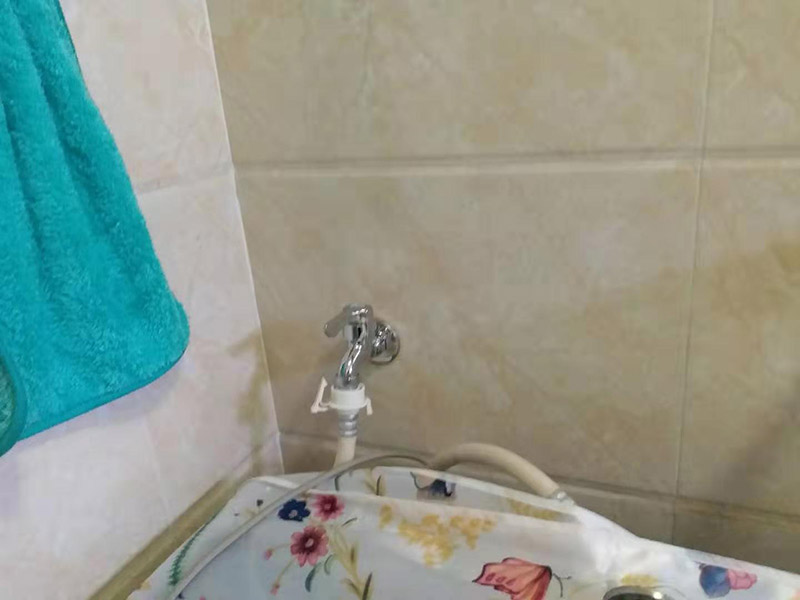 更換水龍頭地漏：塑料水龍頭維修方法最常見的漏水解決方法是使用鉗子逆時針旋轉(zhuǎn)取下龍頭，在螺釘固定處順時針纏繞上五到六圈止水膠帶，隨后順時針裝上塑料水龍頭即可，這個方法行不通，就試試后面的方法。若因軸心墊片部位發(fā)生磨損導(dǎo)致漏水，則可使用老虎鉗取下壓蓋，用鑷子夾出軸心墊片，更換一個新的就好了，一般的五金店都會有軸心墊片賣。若想更換三角密封墊，則可以用螺絲刀轉(zhuǎn)動栓頭上的螺絲，取下后再取下壓蓋，三角密封墊就在壓蓋的內(nèi)側(cè)，更換就行了。若是接管的結(jié)合部位漏水現(xiàn)象嚴重，只用螺絲刀扭緊蓋型螺帽即可，如果不能解決問題，那就只好將U型密封墊更換成新的。止水磁盤的故障不容易維修，需要完全拆解龍頭進行清理，出現(xiàn)這種故障多是當?shù)刈詠硭粔蚋蓛魞?nèi)存砂石的緣故。如果發(fā)現(xiàn)膠墊出現(xiàn)了毀損，一定要立即更換。