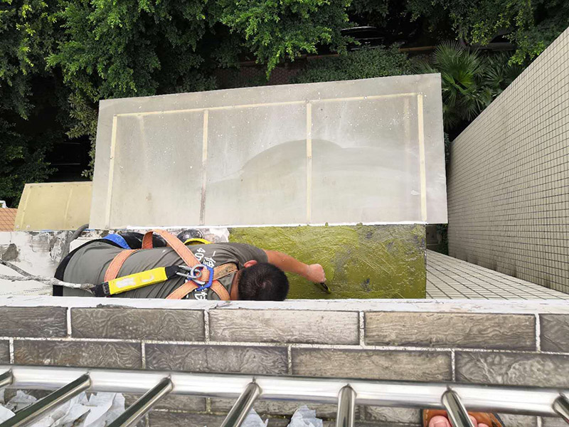 飄窗房檐頂面防水:首先，用水泥砂漿找平，同時做好防水層和保護層，然后，檢查基層處理并進行清理，要求不能有任何雜質(zhì)，且屋面必須保持干燥，否則會直接影響防水效果，最后，根據(jù)當天的施工量配置相應的瀝青，并參照從高到低、從遠到近的順序，開始鋪貼屋面防水卷材。