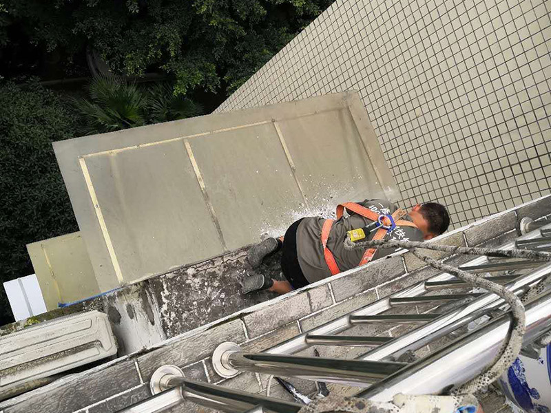 飄窗房檐頂面防水:首先，用水泥砂漿找平，同時做好防水層和保護層，然后，檢查基層處理并進行清理，要求不能有任何雜質(zhì)，且屋面必須保持干燥，否則會直接影響防水效果，最后，根據(jù)當天的施工量配置相應的瀝青，并參照從高到低、從遠到近的順序，開始鋪貼屋面防水卷材。