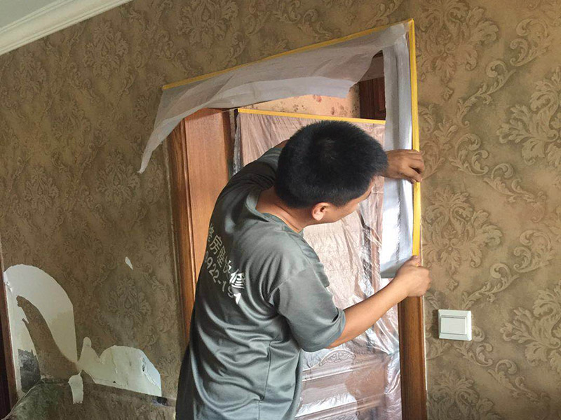 家具樓梯地面保護方案:入戶門的保護 入戶門是各種裝修物料進場以及各種建筑裝修垃圾清理的必經之路，這些物品在搬運的過程中，與入戶門發(fā)生磕碰、摩擦的機率大大增加，所以，第一個需要做好成品保護的地方就是入戶門。建議：在裝修開工前直到家具進場期間，都需要對入戶門進行保護！對于這一點，可以使用成品保護膜將門包裹。  二、水電改造時的保護 水電改造屬于隱蔽工程之一，是基礎裝修，其施工的質量好壞，對于后期的施工和使用起著非常重要的作用。當水電改造完成后，對各種管線進行規(guī)范的固定，防止脫落，對裸露的線頭進行包裹，防止發(fā)生觸電的危險，地面裸露的線管，做好固定和保護，防止被踩壞，在搬運各種物料的時候不要破壞地面所布的管線。 建議水電改造的成品保護別忽視! 1、電路改造的時候，能開槽的地方盡量開槽。 2、不能開槽的地方一定要做好固定和保護。 3、下水管要封好。 4、對裸露的線頭盡量進行包裹。