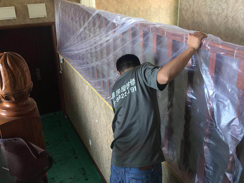 家具樓梯地面保護方案:入戶門的保護 入戶門是各種裝修物料進場以及各種建筑裝修垃圾清理的必經之路，這些物品在搬運的過程中，與入戶門發(fā)生磕碰、摩擦的機率大大增加，所以，第一個需要做好成品保護的地方就是入戶門。建議：在裝修開工前直到家具進場期間，都需要對入戶門進行保護！對于這一點，可以使用成品保護膜將門包裹。  二、水電改造時的保護 水電改造屬于隱蔽工程之一，是基礎裝修，其施工的質量好壞，對于后期的施工和使用起著非常重要的作用。當水電改造完成后，對各種管線進行規(guī)范的固定，防止脫落，對裸露的線頭進行包裹，防止發(fā)生觸電的危險，地面裸露的線管，做好固定和保護，防止被踩壞，在搬運各種物料的時候不要破壞地面所布的管線。 建議水電改造的成品保護別忽視! 1、電路改造的時候，能開槽的地方盡量開槽。 2、不能開槽的地方一定要做好固定和保護。 3、下水管要封好。 4、對裸露的線頭盡量進行包裹。