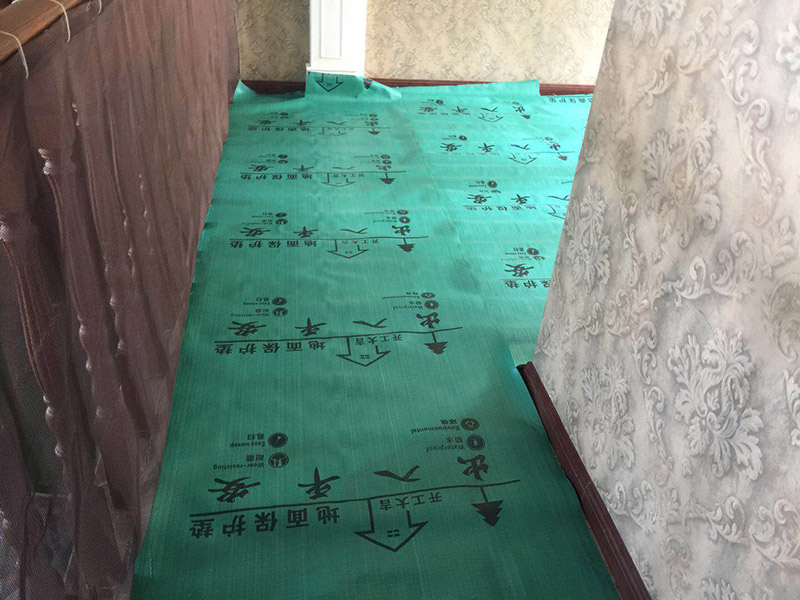 家具樓梯地面保護方案:入戶門的保護 入戶門是各種裝修物料進場以及各種建筑裝修垃圾清理的必經之路，這些物品在搬運的過程中，與入戶門發(fā)生磕碰、摩擦的機率大大增加，所以，第一個需要做好成品保護的地方就是入戶門。建議：在裝修開工前直到家具進場期間，都需要對入戶門進行保護！對于這一點，可以使用成品保護膜將門包裹。  二、水電改造時的保護 水電改造屬于隱蔽工程之一，是基礎裝修，其施工的質量好壞，對于后期的施工和使用起著非常重要的作用。當水電改造完成后，對各種管線進行規(guī)范的固定，防止脫落，對裸露的線頭進行包裹，防止發(fā)生觸電的危險，地面裸露的線管，做好固定和保護，防止被踩壞，在搬運各種物料的時候不要破壞地面所布的管線。 建議水電改造的成品保護別忽視! 1、電路改造的時候，能開槽的地方盡量開槽。 2、不能開槽的地方一定要做好固定和保護。 3、下水管要封好。 4、對裸露的線頭盡量進行包裹。