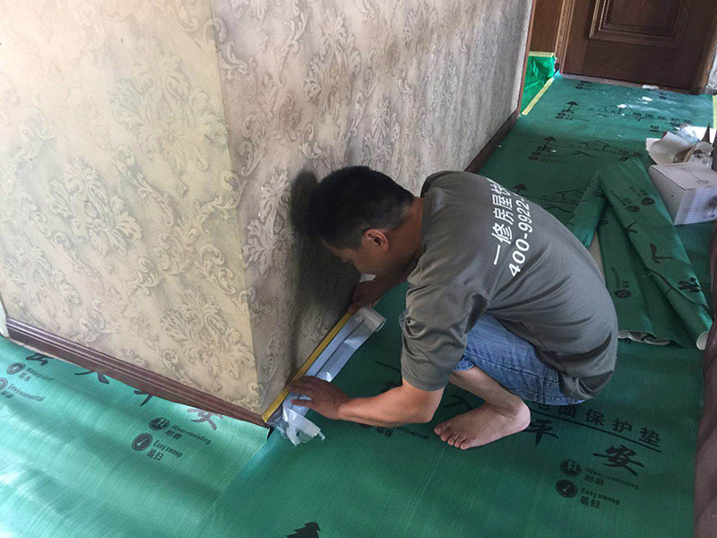 家具樓梯地面保護方案:入戶門的保護 入戶門是各種裝修物料進場以及各種建筑裝修垃圾清理的必經之路，這些物品在搬運的過程中，與入戶門發(fā)生磕碰、摩擦的機率大大增加，所以，第一個需要做好成品保護的地方就是入戶門。建議：在裝修開工前直到家具進場期間，都需要對入戶門進行保護！對于這一點，可以使用成品保護膜將門包裹。  二、水電改造時的保護 水電改造屬于隱蔽工程之一，是基礎裝修，其施工的質量好壞，對于后期的施工和使用起著非常重要的作用。當水電改造完成后，對各種管線進行規(guī)范的固定，防止脫落，對裸露的線頭進行包裹，防止發(fā)生觸電的危險，地面裸露的線管，做好固定和保護，防止被踩壞，在搬運各種物料的時候不要破壞地面所布的管線。 建議水電改造的成品保護別忽視! 1、電路改造的時候，能開槽的地方盡量開槽。 2、不能開槽的地方一定要做好固定和保護。 3、下水管要封好。 4、對裸露的線頭盡量進行包裹。
