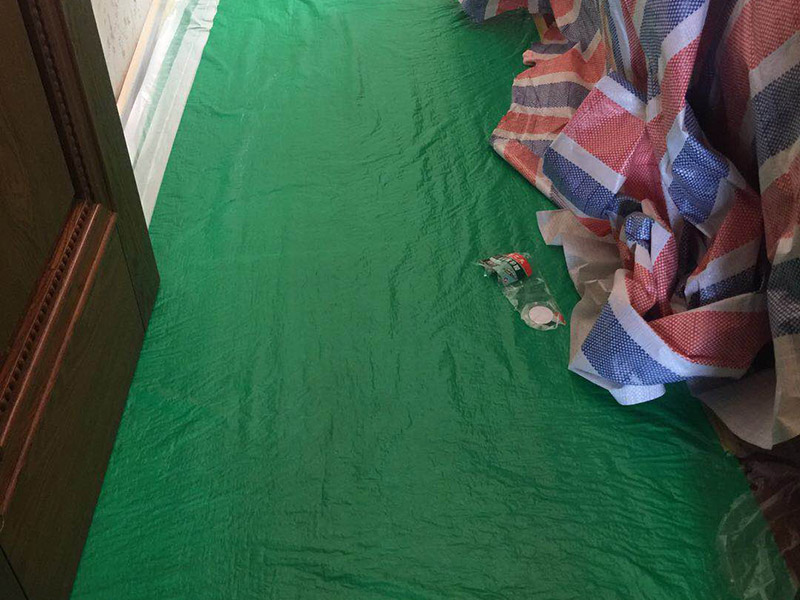 家具樓梯地面保護方案:入戶門的保護 入戶門是各種裝修物料進場以及各種建筑裝修垃圾清理的必經之路，這些物品在搬運的過程中，與入戶門發(fā)生磕碰、摩擦的機率大大增加，所以，第一個需要做好成品保護的地方就是入戶門。建議：在裝修開工前直到家具進場期間，都需要對入戶門進行保護！對于這一點，可以使用成品保護膜將門包裹。  二、水電改造時的保護 水電改造屬于隱蔽工程之一，是基礎裝修，其施工的質量好壞，對于后期的施工和使用起著非常重要的作用。當水電改造完成后，對各種管線進行規(guī)范的固定，防止脫落，對裸露的線頭進行包裹，防止發(fā)生觸電的危險，地面裸露的線管，做好固定和保護，防止被踩壞，在搬運各種物料的時候不要破壞地面所布的管線。 建議水電改造的成品保護別忽視! 1、電路改造的時候，能開槽的地方盡量開槽。 2、不能開槽的地方一定要做好固定和保護。 3、下水管要封好。 4、對裸露的線頭盡量進行包裹。