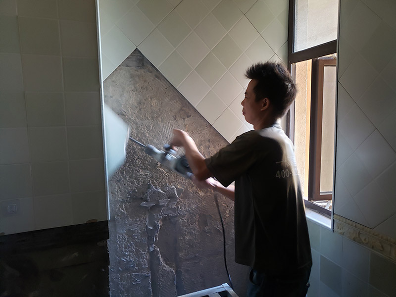 衛(wèi)生間拆除翻新：拆卸一般是從墻體的下方往上方敲，從瓷磚的邊緣往里面敲，還需要根據(jù)拆卸的位置選擇適當(dāng)?shù)那么u力度。敲磚是從墻體下方開始敲，從每塊瓷磚的邊緣開始敲。如果先敲上面的瓷磚，地面堆積的瓷磚較多，擋住下面的瓷磚，會不利于拆卸。在敲瓷磚的過程中，如果不是對地面瓷磚進(jìn)行清理，避免瓷磚過多堆積，就會減緩施工進(jìn)度甚至造成施工意外。