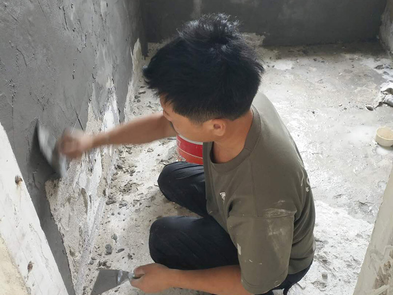 衛(wèi)生間瓷磚拆除重鋪：首先，拆除瓷磚時要用電，而電是從客廳臨時拉的，為了避免在施工過程中發(fā)生觸電的現(xiàn)象，將電拉進(jìn)衛(wèi)生間內(nèi)。其次，舊房改造拆除瓷磚時可以用沖擊電鉆，這種工具方便快捷，可自由更換。但在使用前應(yīng)檢查其是否靈活，可以通過空轉(zhuǎn)一分鐘的方法進(jìn)行檢驗。用完之后及時進(jìn)行清理。 如果是地面的中間某一塊瓷磚想換掉就用錘子從正面敲碎地磚，然后將碎渣清理出來。拆磚應(yīng)從下至上進(jìn)行，在施工過程中對地面及時進(jìn)行處理，以免因垃圾過多從而影響后面的工作。同時要處理好房內(nèi)的防水層。拆除插座與水龍頭附近的瓷磚時應(yīng)小心，以免損壞水電設(shè)備。