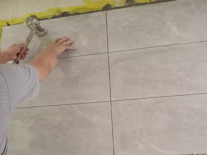 衛(wèi)生間瓷磚拆除重鋪：首先，拆除瓷磚時要用電，而電是從客廳臨時拉的，為了避免在施工過程中發(fā)生觸電的現(xiàn)象，將電拉進(jìn)衛(wèi)生間內(nèi)。其次，舊房改造拆除瓷磚時可以用沖擊電鉆，這種工具方便快捷，可自由更換。但在使用前應(yīng)檢查其是否靈活，可以通過空轉(zhuǎn)一分鐘的方法進(jìn)行檢驗。用完之后及時進(jìn)行清理。 如果是地面的中間某一塊瓷磚想換掉就用錘子從正面敲碎地磚，然后將碎渣清理出來。拆磚應(yīng)從下至上進(jìn)行，在施工過程中對地面及時進(jìn)行處理，以免因垃圾過多從而影響后面的工作。同時要處理好房內(nèi)的防水層。拆除插座與水龍頭附近的瓷磚時應(yīng)小心，以免損壞水電設(shè)備。