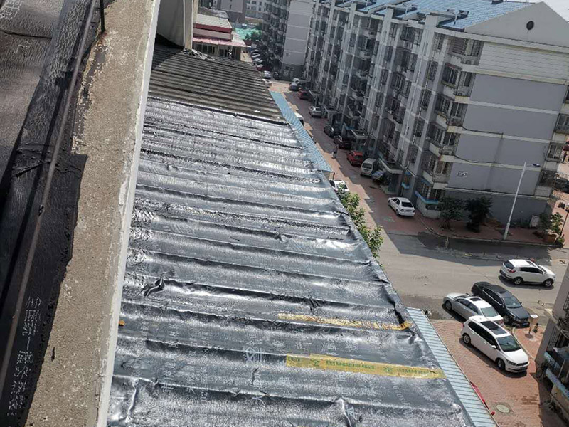 陽臺雨棚防水處理：1.清潔雨棚的表面;2.在需防水處理的區(qū)域涂上基層防水涂料，當(dāng)其仍為濕潤時，把適合尺寸的縫織聚酯布鋪于其上，確?？p織聚酯布不起泡，不起皺，再用基層防水涂料浸透縫織聚酯布，至全干;3.最后涂兩層表層防水涂料;4.養(yǎng)護(hù)。