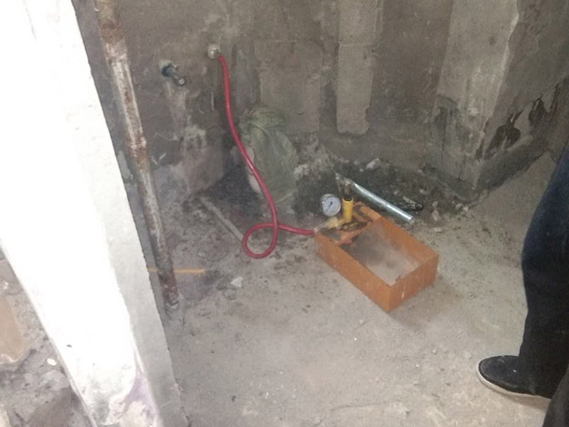 衛(wèi)生間管道打壓安裝：其使用方法是把冷熱水管用軟管連接在一起這個冷熱水形成一個圈，成一根管了，試壓器接在任何一個出水口都可以這時的壓力指針是0個壓。當所有水管通路全部焊接好后才可以試壓，在測壓前要封堵所有的堵頭，關(guān)閉進水總管的閥門。測壓時，搖動千斤頂?shù)膲簵U直到壓力表的指針指向0.9-1.0左右，也就是說現(xiàn)在的壓力是正常水壓的3倍保持這個壓力值一定時間。不同的水管測壓時間不一樣，PPR、鋁塑PPR、鋼塑PPR等焊接管是30分鐘（只能超出不能少）。鋁塑管就是銅接頭的那種，它的時間是4個小時（半個工作日）。鍍鋅管是4個小時也是半個工作日。