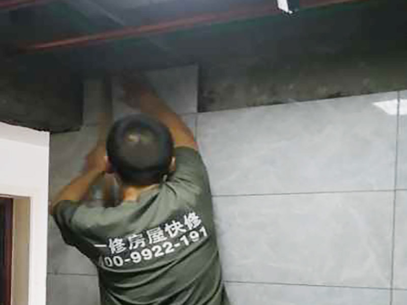 衛(wèi)生間瓷磚鋪貼:1、 衛(wèi)生間墻面在施工前清理墻面的各類污物，用泥刀先批墻，后用水泥漿找平，防止瓷磚貼后有空鼓現(xiàn)象。 2、 衛(wèi)生間內(nèi)會(huì)防止抽風(fēng)機(jī)、安裝吊頂?shù)?，所以高度要特別注意，其次是墻磚與地磚的尺寸要互相對(duì)應(yīng)，不能有太大的差異，最后根據(jù)高度、尺寸與整體效果來確定鋪貼方法，如果統(tǒng)一墻面瓷磚不同，大尺寸瓷磚從下往上貼，小尺寸從上往下貼。 3、配料將清水逐量加入粉狀粘結(jié)劑內(nèi)，按照說明書上一定的比例調(diào)配。攪拌調(diào)和將粘結(jié)劑漿料攪拌至潤滑均勻，無明顯塊狀或糊涂結(jié)狀，將攪拌后施工漿料靜置5—10分鐘，然后再稍加攪拌1—2分鐘，就可以使用了。 4、把剛剛攪拌好的粘結(jié)劑漿料均勻的刮到墻上，讓漿料與瓷磚背面的充分接觸。留縫大小調(diào)整根據(jù)瓷磚的尺寸，在磚與磚之間預(yù)留相應(yīng)尺寸的縫隙留待嵌縫。可用牙簽等先固定。用專業(yè)測(cè)量儀，來檢查貼后瓷磚的平整度。鋪貼完成后可以用薄膜來加以保護(hù)。