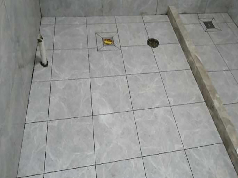 衛(wèi)生間瓷磚鋪貼:1、 衛(wèi)生間墻面在施工前清理墻面的各類污物，用泥刀先批墻，后用水泥漿找平，防止瓷磚貼后有空鼓現(xiàn)象。 2、 衛(wèi)生間內(nèi)會(huì)防止抽風(fēng)機(jī)、安裝吊頂?shù)?，所以高度要特別注意，其次是墻磚與地磚的尺寸要互相對(duì)應(yīng)，不能有太大的差異，最后根據(jù)高度、尺寸與整體效果來確定鋪貼方法，如果統(tǒng)一墻面瓷磚不同，大尺寸瓷磚從下往上貼，小尺寸從上往下貼。 3、配料將清水逐量加入粉狀粘結(jié)劑內(nèi)，按照說明書上一定的比例調(diào)配。攪拌調(diào)和將粘結(jié)劑漿料攪拌至潤滑均勻，無明顯塊狀或糊涂結(jié)狀，將攪拌后施工漿料靜置5—10分鐘，然后再稍加攪拌1—2分鐘，就可以使用了。 4、把剛剛攪拌好的粘結(jié)劑漿料均勻的刮到墻上，讓漿料與瓷磚背面的充分接觸。留縫大小調(diào)整根據(jù)瓷磚的尺寸，在磚與磚之間預(yù)留相應(yīng)尺寸的縫隙留待嵌縫?？捎醚篮灥认裙潭?。用專業(yè)測(cè)量儀，來檢查貼后瓷磚的平整度。鋪貼完成后可以用薄膜來加以保護(hù)。