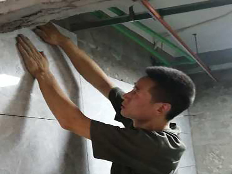 衛(wèi)生間瓷磚鋪貼:1、 衛(wèi)生間墻面在施工前清理墻面的各類污物，用泥刀先批墻，后用水泥漿找平，防止瓷磚貼后有空鼓現(xiàn)象。 2、 衛(wèi)生間內(nèi)會(huì)防止抽風(fēng)機(jī)、安裝吊頂?shù)?，所以高度要特別注意，其次是墻磚與地磚的尺寸要互相對(duì)應(yīng)，不能有太大的差異，最后根據(jù)高度、尺寸與整體效果來確定鋪貼方法，如果統(tǒng)一墻面瓷磚不同，大尺寸瓷磚從下往上貼，小尺寸從上往下貼。 3、配料將清水逐量加入粉狀粘結(jié)劑內(nèi)，按照說明書上一定的比例調(diào)配。攪拌調(diào)和將粘結(jié)劑漿料攪拌至潤滑均勻，無明顯塊狀或糊涂結(jié)狀，將攪拌后施工漿料靜置5—10分鐘，然后再稍加攪拌1—2分鐘，就可以使用了。 4、把剛剛攪拌好的粘結(jié)劑漿料均勻的刮到墻上，讓漿料與瓷磚背面的充分接觸。留縫大小調(diào)整根據(jù)瓷磚的尺寸，在磚與磚之間預(yù)留相應(yīng)尺寸的縫隙留待嵌縫?？捎醚篮灥认裙潭?。用專業(yè)測(cè)量儀，來檢查貼后瓷磚的平整度。鋪貼完成后可以用薄膜來加以保護(hù)。