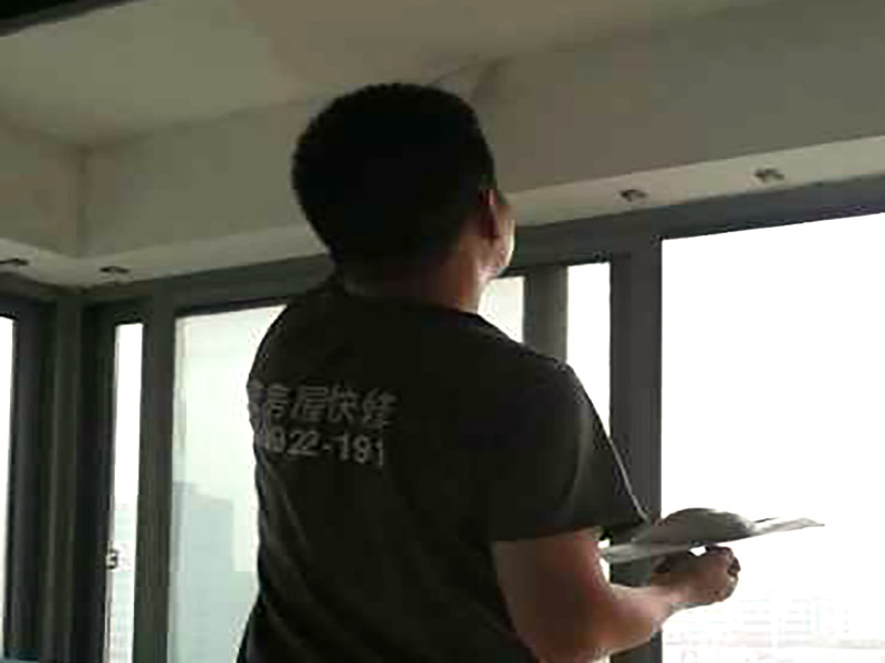 陽臺頂面修補膩子：刮膩子對不同的墻體有著不同的要求，像比較常見的混凝土的墻面，會出現(xiàn)一些氣孔與鼓起的現(xiàn)象，所以就要先把墻面修平整掉，磨平凸起處，填補凹陷處。如果是預制混凝土的墻面，那么它的表面層就會有一些砂礫與疙瘩的現(xiàn)象，這個時候就需要專業(yè)的施工人員，使用用鋼絲刷把墻面整體的刷一遍。 基層做好處理后，墻面還是會有一些凹陷的地方，這個時候就可以用石膏膩子來補平。將石膏膩子壓實凹陷處，橫抹豎起的地方再重新刮一遍，這樣來確保墻面的平整。 墻面上可能會有油污等這些東西，所以需要涂刷一下火堿水溶液，不過在涂刷時一定要注意，一邊涂刷一邊就要拿清水清洗墻面，這樣不僅可以加快一點速度，而且效果也好。 刮膩子之前，噴刷一遍粘結劑，就可以開始刮膩子了。在刮膩子的時候注意，避免留下浮膩子以及刮痕，防止膩子上沾上灰塵、砂礫等雜物，然后按照規(guī)范刮就可以了。
