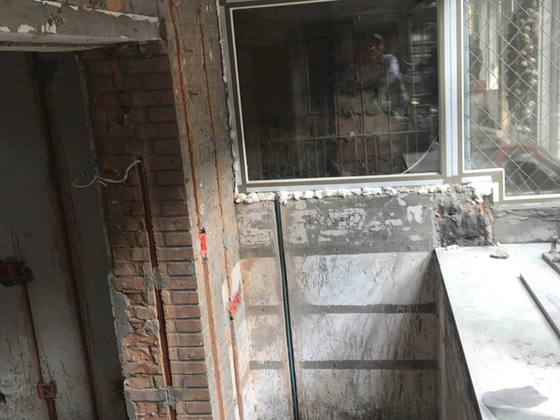 陽(yáng)臺(tái)電路改造：施工之前，首先要繪制電路布線圖，通常設(shè)計(jì)師都會(huì)提供相應(yīng)的圖紙，布線圖是電路改造的基礎(chǔ)，整個(gè)空間的電路管線位置必須按照布線圖的設(shè)計(jì)嚴(yán)格執(zhí)行。根據(jù)布線圖的要求，經(jīng)過(guò)精細(xì)測(cè)量，確定管線走向、標(biāo)高和開(kāi)關(guān)、插座、燈具等設(shè)備的位置，并用墨盒線進(jìn)行表示。 最后，確定主要電器的位置嗎，并在相應(yīng)位置上做好標(biāo)記，電器定位主要需要注意空調(diào)定位、排氣扇、熱水器的定位，電視、電話、網(wǎng)線的定位。