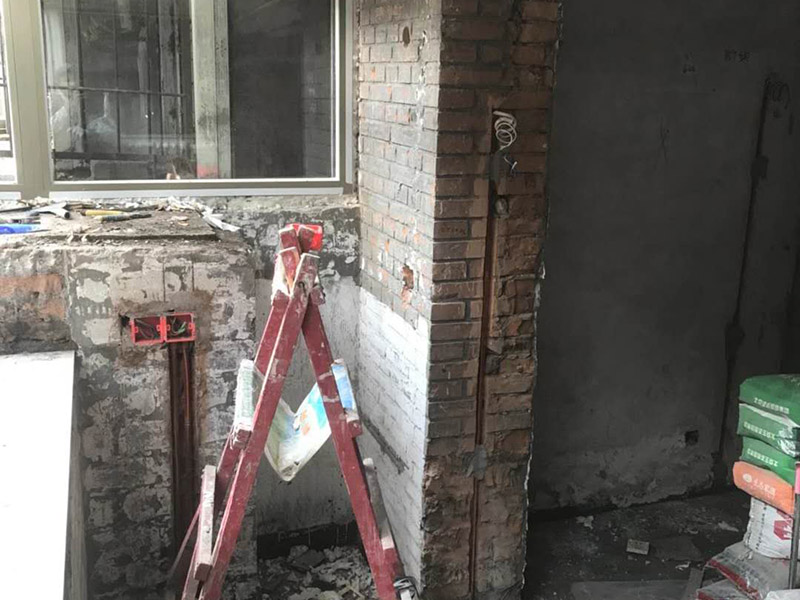 陽(yáng)臺(tái)電路改造：施工之前，首先要繪制電路布線圖，通常設(shè)計(jì)師都會(huì)提供相應(yīng)的圖紙，布線圖是電路改造的基礎(chǔ)，整個(gè)空間的電路管線位置必須按照布線圖的設(shè)計(jì)嚴(yán)格執(zhí)行。根據(jù)布線圖的要求，經(jīng)過(guò)精細(xì)測(cè)量，確定管線走向、標(biāo)高和開(kāi)關(guān)、插座、燈具等設(shè)備的位置，并用墨盒線進(jìn)行表示。 最后，確定主要電器的位置嗎，并在相應(yīng)位置上做好標(biāo)記，電器定位主要需要注意空調(diào)定位、排氣扇、熱水器的定位，電視、電話、網(wǎng)線的定位。