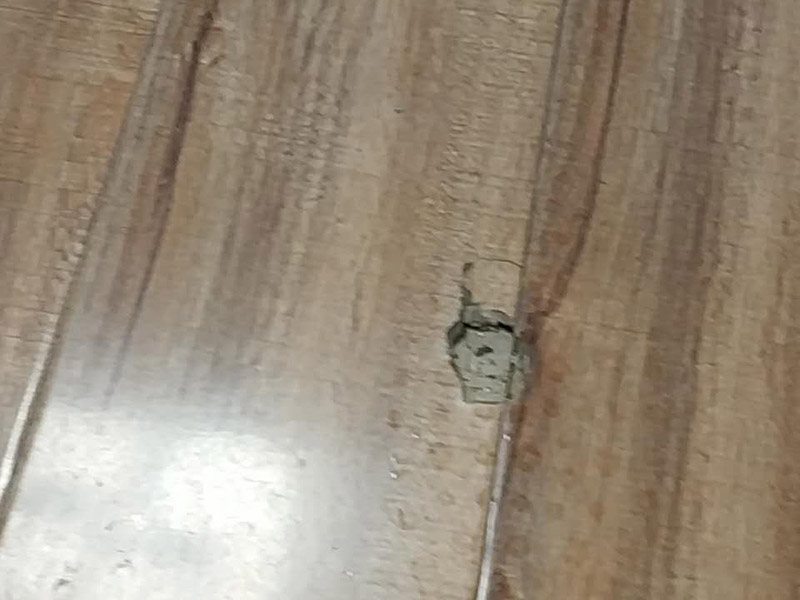 地板修復(fù)維修:一種是漆面修復(fù);一種是局部破壞，重裝修復(fù);另外一種是整體重裝修復(fù)。這些修復(fù)方式各有利弊，選擇時(shí)要區(qū)別對(duì)待，除了重新鋪裝，但比較耗時(shí)、耗力以外，任何一種修復(fù)方式都不能使地板或地磚恢復(fù)如初。 可以用有新榫頭小片地板在接口上來(lái)回滑動(dòng)，找出殘留膠跡并清除，以保證修復(fù)后的地板美觀，同樣需要注意的是不要損壞周圍的榫槽;接下來(lái)處理新地板，鋸掉新地板槽口一邊的下半部分并清理干凈整個(gè)榫槽，注意預(yù)留一些空間，因外涂抹膠水后會(huì)占用一定的空間;最后將新地板安裝到需要替換的位置，將原四周地板榫頭涂滿膠水，并在新地板榫槽處也施上膠水，然后放在起下廢板塊的空隙處，先將長(zhǎng)邊榫舌與短邊榫舌的一角嵌入原四周地板的槽口邊，再用手按下槽口一邊，并墊木塊以專用工具輕輕砸入，注意安裝前先比一下長(zhǎng)度是否一致，如果新板長(zhǎng)了，可以修短一點(diǎn)，短了就只有拆裝整條地板了。
