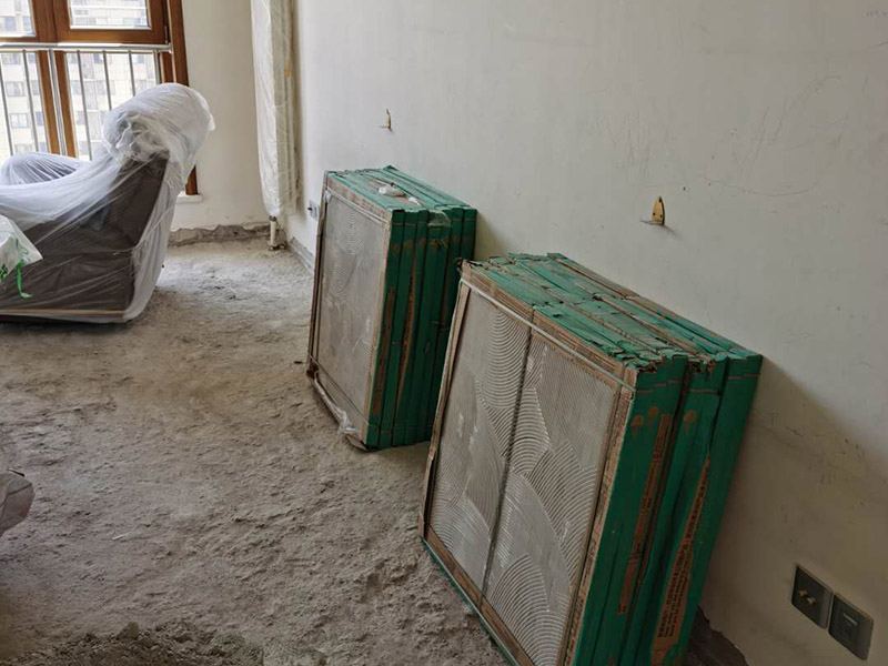 客廳瓷磚鋪貼:鋪貼前，先將所鋪平面表面的塵土、雜物等徹底清掃干凈，平面不能有空鼓、開裂和起砂等現(xiàn)象，如果存在這些現(xiàn)象，要先進(jìn)行修復(fù)處理，在鋪設(shè)瓷磚。鋪設(shè)地磚施工前，要先在地面彈出十字線，從而控制地磚分隔尺寸。然后要選用1:3干硬性水泥砂漿，砂漿的厚度要在25mm左右。把瓷磚按照要求放在水泥砂漿上，用橡皮錘輕輕敲擊瓷磚的表面，直至瓷磚鋪貼平整。鋪貼完瓷磚后，要進(jìn)行勾縫處理，先清理干凈瓷磚縫隙里的雜質(zhì)，再用專用填縫劑進(jìn)行勾縫處理。