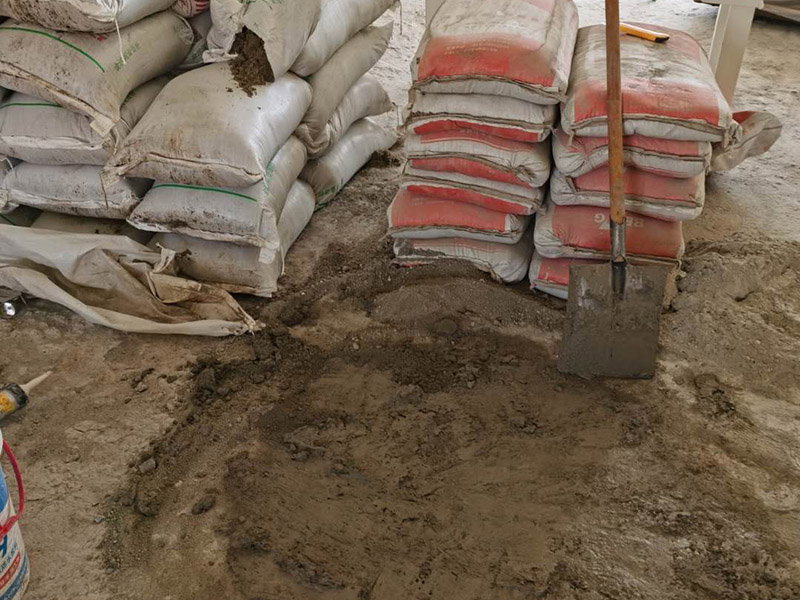 客廳瓷磚鋪貼:鋪貼前，先將所鋪平面表面的塵土、雜物等徹底清掃干凈，平面不能有空鼓、開裂和起砂等現(xiàn)象，如果存在這些現(xiàn)象，要先進(jìn)行修復(fù)處理，在鋪設(shè)瓷磚。鋪設(shè)地磚施工前，要先在地面彈出十字線，從而控制地磚分隔尺寸。然后要選用1:3干硬性水泥砂漿，砂漿的厚度要在25mm左右。把瓷磚按照要求放在水泥砂漿上，用橡皮錘輕輕敲擊瓷磚的表面，直至瓷磚鋪貼平整。鋪貼完瓷磚后，要進(jìn)行勾縫處理，先清理干凈瓷磚縫隙里的雜質(zhì)，再用專用填縫劑進(jìn)行勾縫處理。