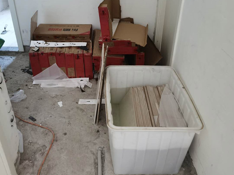 客廳瓷磚鋪貼:鋪貼前，先將所鋪平面表面的塵土、雜物等徹底清掃干凈，平面不能有空鼓、開裂和起砂等現(xiàn)象，如果存在這些現(xiàn)象，要先進(jìn)行修復(fù)處理，在鋪設(shè)瓷磚。鋪設(shè)地磚施工前，要先在地面彈出十字線，從而控制地磚分隔尺寸。然后要選用1:3干硬性水泥砂漿，砂漿的厚度要在25mm左右。把瓷磚按照要求放在水泥砂漿上，用橡皮錘輕輕敲擊瓷磚的表面，直至瓷磚鋪貼平整。鋪貼完瓷磚后，要進(jìn)行勾縫處理，先清理干凈瓷磚縫隙里的雜質(zhì)，再用專用填縫劑進(jìn)行勾縫處理。