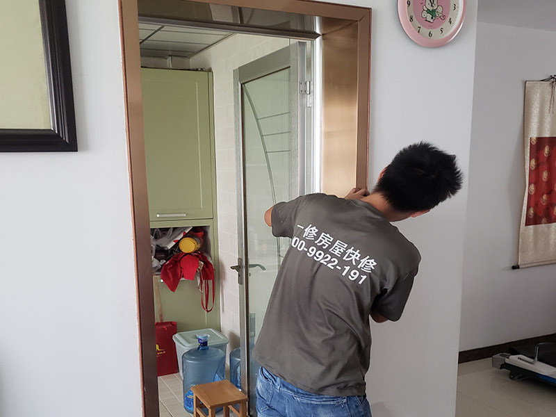 門窗變形漏風(fēng)怎么辦，久益一修專業(yè)門窗維修師傅一般怎樣處理