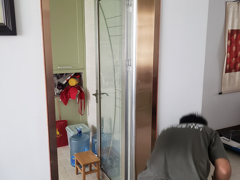 不銹鋼門套安裝：1、檢查門洞口的陰角是否都成方形，各門洞口的上沿是否在一條水平線上，從基準線上測量各門口的上沿水平線，用大芯板做襯板釘在門洞內(nèi)，裝襯板一般直接釘在墻上，如果縫隙較大，可做支架，用大芯板將縫隙塞滿，或先打好木楔用水泥砂漿做好，待水泥干后，再裝襯板，如果縫隙小時，可用水泥砂漿或石膏粉堵縫;縫隙大時，不能先安裝大芯板，然后用水泥填滿門與墻的空洞。 2、裝橫向的襯板，然后裝豎向的襯板，需要先進行試釘，等到襯板平直后，側(cè)面與墻面平齊，用釘子釘死并將釘帽沖入大芯板內(nèi)。 3、重新校正門套，校正好的門套下面要用等寬的木條頂住，防止變形。一般門套立好后不急于貼飾面板，主要是利于成品保護。按照門套施工工序的要求，裝貼飾面板時，依舊需要校正門套。