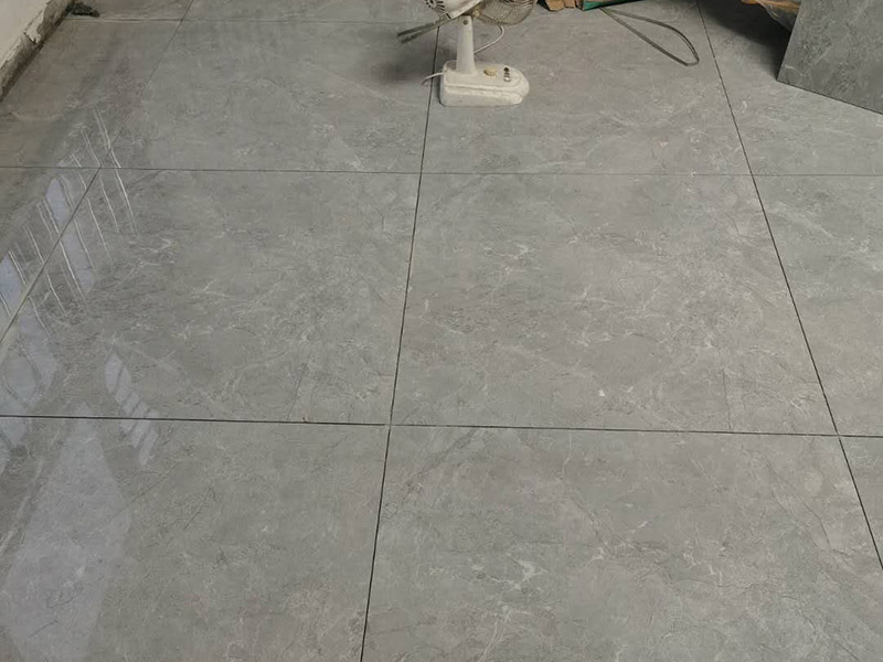 地磚墻磚鋪貼方案：在鋪貼墻磚之前，需要對其進行基層處理。先將基層表面的灰塵和污漬清理干凈，然后在將其表面的膩子層和涂料層去除干凈。同時，還應(yīng)對基層的平整度進行檢查，如果基層不平，則還需要用水泥砂漿找平，否則會影響墻磚的鋪貼效果?；鶎忧謇砀蓛艉?，還不能直接鋪設(shè)墻磚，而是要先在墻體四周用墨線彈出幾條標高控制線，并在地面彈出十字線，控制好每塊地磚的尺寸。調(diào)制好粘結(jié)劑之后，就可以開始準備鋪貼墻磚了。在鋪貼前，要對墻磚產(chǎn)品表面的灰塵和污垢進行清理。處理干凈后，便可將事先配置好的漿料涂抹在瓷磚背面，注意在涂抹漿料的時候要涂的均勻和飽滿。將涂抹了漿料的墻磚按照之前預(yù)鋪的花紋樣式進行鋪貼，鋪貼平整之后，再用橡膠錘子將其拍平鋪實，增強其穩(wěn)定性。同時，在這個過程中，還可稍微的轉(zhuǎn)動一下墻磚，讓瓷磚背面與漿料充分接觸，緊密融合。