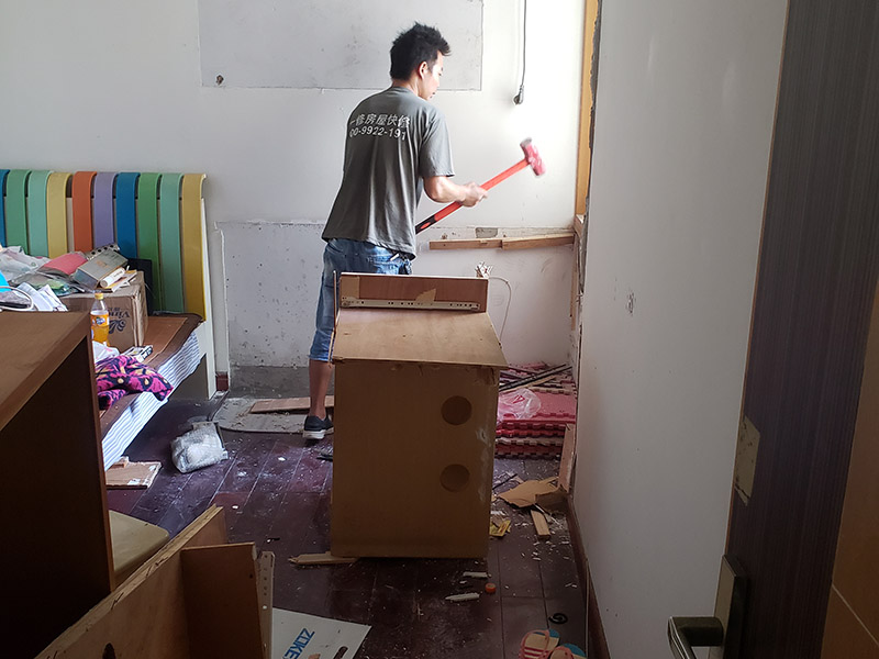柜子拆除方案：首先把衣柜里面的衣服等東西收拾出來。 2.把衣柜里面活動(dòng)的零件全部拿出來,比如襪子盒、掛衣桿等。 3.把衣柜的門上的折頁用螺絲刀寫下來。 4.如果有活動(dòng)門,比如推拉門,這樣的部件也要先卸下來。 5.衣柜上有螺絲釘?shù)牟课?用螺絲擰下來,拆除。